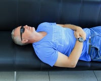 Atenas, Gr?cia - 21 de setembro de 2017 O homem est? esperando seu voo no aeroporto fotos de stock Atenas, Gr?cia - 21 de setembro de 2017 O homem est? esperando seu voo no aeroporto fotos de stock