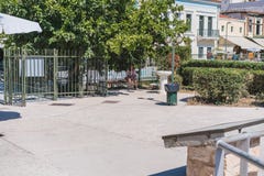 ATENAS, GRÉCIA - 17 DE SETEMBRO DE 2018: Uma mulher bonita nova que senta-se após o dia longo que anda em ruas de Plaka, Atenas fotografia de stock ATENAS, GRÉCIA - 17 DE SETEMBRO DE 2018: Uma mulher bonita nova que senta-se após o dia longo que anda em ruas de Plaka, Atenas fotografia de stock