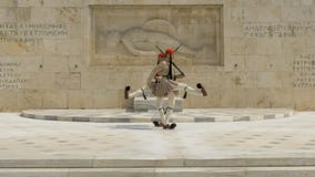 ATENAS, GRÉCIA SETEMBRO, 16, 2016: protetores no túmulo do soldado desconhecido perto do parlamento grego em Atenas fotografia de stock ATENAS, GRÉCIA SETEMBRO, 16, 2016: protetores no túmulo do soldado desconhecido perto do parlamento grego em Atenas fotografia de stock