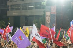Atene, Grecia 18 settembre 2015 Fan che ondeggiano le loro bandiere nell'ultimo discorso pubblico di Alexis Tsipras prima delle e fotografia stock libera da diritti Atene, Grecia 18 settembre 2015 Fan che ondeggiano le loro bandiere nell'ultimo discorso pubblico di Alexis Tsipras prima delle e fotografia stock libera da diritti