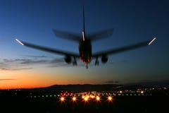 Aterragem de aviões no por do sol Fotos de Stock Aterragem de aviões no por do sol Fotos de Stock