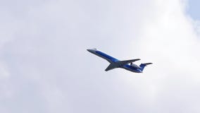 Aterrissagem plana pequena, fundo do céu Aterrissagem plana pequena, fundo do céu