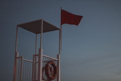 Aterrissagem plana sobre uma praia com a cabine da estação da salva-vidas, tempo de férias fotos de stock Aterrissagem plana sobre uma praia com a cabine da estação da salva-vidas, tempo de férias fotos de stock