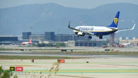 Aterrizaje comercial del avi?n de pasajeros en el aeropuerto internacional de Barcelona almacen de video Aterrizaje comercial del avi?n de pasajeros en el aeropuerto internacional de Barcelona almacen de video