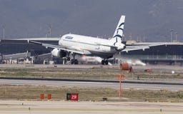 Aterrizaje de Aegean Airlines Airbus A320 en Barcelona Fotos de archivo libres de regalías Aterrizaje de Aegean Airlines Airbus A320 en Barcelona Fotos de archivo libres de regalías