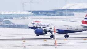 Aterrizaje de aviones de jet de British Airways en el aeropuerto de Munich, invierno Aterrizaje de aviones de jet de British Airways en el aeropuerto de Munich, invierno