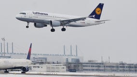 Aterrizaje de Lufthansa Airbus A320-200 D-AIZW en el aeropuerto de Munich, en nieve Aterrizaje de Lufthansa Airbus A320-200 D-AIZW en el aeropuerto de Munich, en nieve