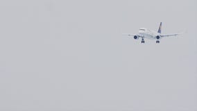 Aterrizaje de Lufthansa Airbus A320-200 D-AIZW en el aeropuerto de Munich, en nieve Aterrizaje de Lufthansa Airbus A320-200 D-AIZW en el aeropuerto de Munich, en nieve