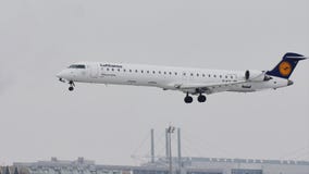 Aterrizaje del avión de Lufthansa CiltyLine, acercándose a la pista del aeropuerto de Munich Aterrizaje del avión de Lufthansa CiltyLine, acercándose a la pista del aeropuerto de Munich