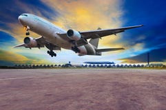 Aterrizaje plano del avión de pasajeros en pistas del puerto del aire contra beautifu imágenes de archivo libres de regalías Aterrizaje plano del avión de pasajeros en pistas del puerto del aire contra beautifu imágenes de archivo libres de regalías