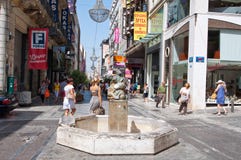 22 Athene-AUGUSTUS: Winkelend op Ermou-Straat met menigte van mensen op 22 Augustus, 2014 in Athene, Griekenland stock afbeeldingen 22 Athene-AUGUSTUS: Winkelend op Ermou-Straat met menigte van mensen op 22 Augustus, 2014 in Athene, Griekenland stock afbeeldingen
