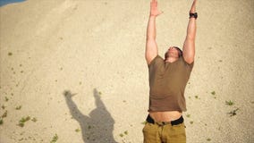Athlet, der Übungen in der Natur tat, atmet aktiv, um den Herzschlag zu normalisieren stock video Athlet, der Übungen in der Natur tat, atmet aktiv, um den Herzschlag zu normalisieren stock video