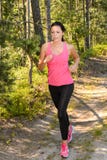 Athletenfrau, die durch Waldtraining läuft stockfotos Athletenfrau, die durch Waldtraining läuft stockfotos