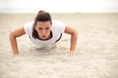 Athletic Woman Doing Push Up on the Beach royalty free stock photos Athletic Woman Doing Push Up on the Beach royalty free stock photos