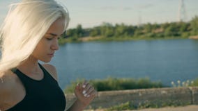 Athletische Frau, die nahe dem Strand läuft Weiblicher rüttelnder Läufer Im FreienTraining stock footage Athletische Frau, die nahe dem Strand läuft Weiblicher rüttelnder Läufer Im FreienTraining stock footage