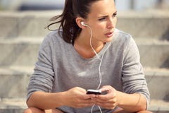 Athlète féminin Listening en musique MP3 photographie stock libre de droits Athlète féminin Listening en musique MP3 photographie stock libre de droits