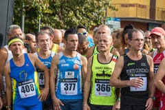 Athlètes prêts à commencer dans un marathon images stock Athlètes prêts à commencer dans un marathon images stock