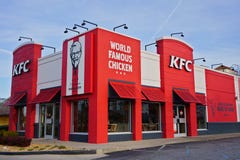 ATLANTA, GEÓRGIA, EUA - 19 DE MARÇO DE 2019: Restaurante do fast food de KFC Kentucky Fried Chicken fotos de stock royalty free ATLANTA, GEÓRGIA, EUA - 19 DE MARÇO DE 2019: Restaurante do fast food de KFC Kentucky Fried Chicken fotos de stock royalty free