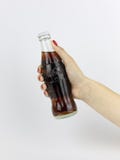 Atlanta, la Géorgie, Etats-Unis - 22 juillet 2018 : la main de femme avec les clous rouges tenant le coca-cola en verre contourne images stock Atlanta, la Géorgie, Etats-Unis - 22 juillet 2018 : la main de femme avec les clous rouges tenant le coca-cola en verre contourne images stock