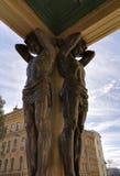 Atlantean großartige Skulptur am Eingang zum Einsiedlerei-Museum in St Petersburg lizenzfreies stockfoto Atlantean großartige Skulptur am Eingang zum Einsiedlerei-Museum in St Petersburg lizenzfreies stockfoto