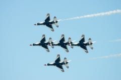 ATLANTIC CITY, NJ - 17. AUGUST: U S Luftwaffe Thunderbirds an der jährlichen Atlantic City Flugschau am 17. August 2016 lizenzfreies stockfoto ATLANTIC CITY, NJ - 17. AUGUST: U S Luftwaffe Thunderbirds an der jährlichen Atlantic City Flugschau am 17. August 2016 lizenzfreies stockfoto
