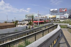 Atlantic City som är nytt - ärmlös tröja, 3rd Juli: Strandträgångbanan i den Atlantic City semesterorten från nytt - ärmlös tröja Arkivfoto Atlantic City som är nytt - ärmlös tröja, 3rd Juli: Strandträgångbanan i den Atlantic City semesterorten från nytt - ärmlös tröja Arkivfoto