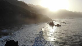 Atlantische golven op de achtergrond van bergen en zonsondergang op het Eiland Tenerife Canarische Eilanden en mooie aard Rotsen stock video Atlantische golven op de achtergrond van bergen en zonsondergang op het Eiland Tenerife Canarische Eilanden en mooie aard Rotsen stock video