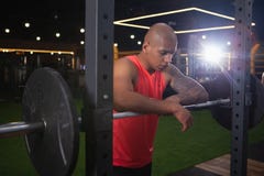 Atleta africano masculino consider?vel que d? certo no gym fotografia de stock Atleta africano masculino consider?vel que d? certo no gym fotografia de stock