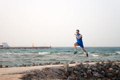 Atleta biegacz biega sukces wzd?u? dennego wybrze?a katya lata terytorium krasnodar wakacje kosmos kopii poj?cia wsi pusta stara zdjęcie royalty free Atleta biegacz biega sukces wzd?u? dennego wybrze?a katya lata terytorium krasnodar wakacje kosmos kopii poj?cia wsi pusta stara zdjęcie royalty free
