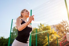 Atleta desportivo novo da mulher que corre no sportsground no verão Movimentar-se ao ar livre Maneira de vida saudável fotos de stock Atleta desportivo novo da mulher que corre no sportsground no verão Movimentar-se ao ar livre Maneira de vida saudável fotos de stock
