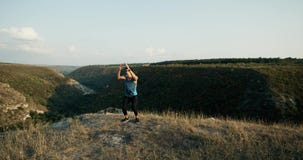 Atleta masculino do movimento lento que exercita fora Esportes e estilo de vida ativo filme Atleta masculino do movimento lento que exercita fora Esportes e estilo de vida ativo filme