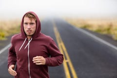 Atleta mężczyzna działający szkolenie na drodze w spadku
