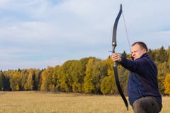 Atleta que visa um alvo e tiros uma seta archery imagem de stock Atleta que visa um alvo e tiros uma seta archery imagem de stock