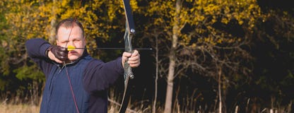 Atleta que visa um alvo e tiros uma seta archery bandeira imagem de stock Atleta que visa um alvo e tiros uma seta archery bandeira imagem de stock