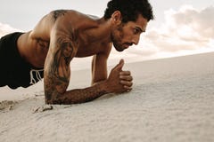 Atleta robi sedno treningowi na piasku napastuje obraz stock Atleta robi sedno treningowi na piasku napastuje obraz stock