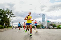 Atletas de los corredores del grupo que funcionan con las calles de la ciudad fotos de archivo libres de regalías Atletas de los corredores del grupo que funcionan con las calles de la ciudad fotos de archivo libres de regalías