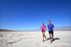 Atleten die sportfitness paar in werking stellen openlucht stock afbeelding Atleten die sportfitness paar in werking stellen openlucht stock afbeelding