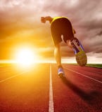 Atletische jonge mens die op rasspoor lopen met zonsondergangachtergrond royalty-vrije stock foto Atletische jonge mens die op rasspoor lopen met zonsondergangachtergrond royalty-vrije stock foto