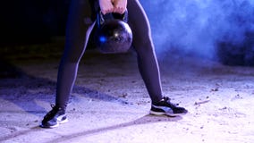 Atlética, bonito, a jovem mulher que faz a vária força exercita com pesos Na noite, à vista de colorido filme Atlética, bonito, a jovem mulher que faz a vária força exercita com pesos Na noite, à vista de colorido filme