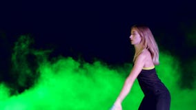 Atlética, bonito, a jovem mulher que faz a vária força exercita com pesos Na noite, à vista de colorido filme Atlética, bonito, a jovem mulher que faz a vária força exercita com pesos Na noite, à vista de colorido filme
