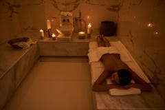 Atmosfera pacifica del bagno turco con le candele nello scuro immagini stock libere da diritti Atmosfera pacifica del bagno turco con le candele nello scuro immagini stock libere da diritti