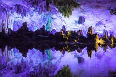 Atmósfera violeta en la cueva del dripstone, Reed Flute Cave, Guilin China Atmósfera violeta en la cueva del dripstone, Reed Flute Cave, Guilin China