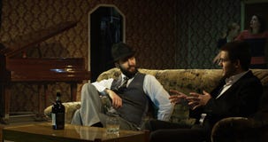 Atores que ensaiam uma cena em um teatro foto de stock Atores que ensaiam uma cena em um teatro foto de stock
