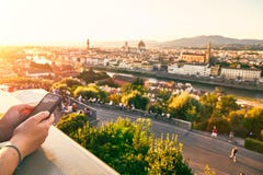 Atourist met een mobiele telefoon in Florence Italy royalty-vrije stock fotografie Atourist met een mobiele telefoon in Florence Italy royalty-vrije stock fotografie