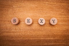 Atractivo de la inscripción integrado por letras de madera en un fondo de madera Indica el valor, belleza, misterio fotografía de archivo Atractivo de la inscripción integrado por letras de madera en un fondo de madera Indica el valor, belleza, misterio fotografía de archivo