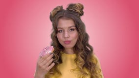 Atrakcyjna dziewczyna z pi?knym tytu?owaniem je p?czek i cieszy si? smak zbiory wideo Atrakcyjna dziewczyna z pi?knym tytu?owaniem je p?czek i cieszy si? smak zbiory wideo