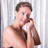 Atrakcyjna kobieta stawia kolczyka dalej zdjęcia stock Atrakcyjna kobieta stawia kolczyka dalej zdjęcia stock