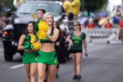 Atrakcyjna młoda kobieta Oregon nurkuje cheerleaders obraz royalty free Atrakcyjna młoda kobieta Oregon nurkuje cheerleaders obraz royalty free