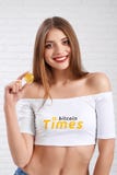 Atrakcyjna piękna dziewczyna utrzymuje złotego bitcoin fotografia stock Atrakcyjna piękna dziewczyna utrzymuje złotego bitcoin fotografia stock