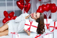 Atrakcyjna piękna, seksowna kobieta z i Z makeup przy urodziny lub valentines dnia mienia prezentem zdjęcie stock Atrakcyjna piękna, seksowna kobieta z i Z makeup przy urodziny lub valentines dnia mienia prezentem zdjęcie stock